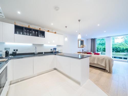 Weybridge Apartamento | Stylish apartment with parking Pass the Keys