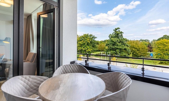 Alt-Travemunde/Ronnau Apartamento | Stylish apartment with loggia, right next to the park and only 300 meters to the Baltic Sea -