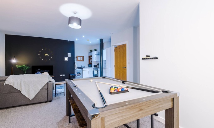 Baltic Triangle Apartamento | Stylish Apt, Pool Table, Sleep 6, Central Location