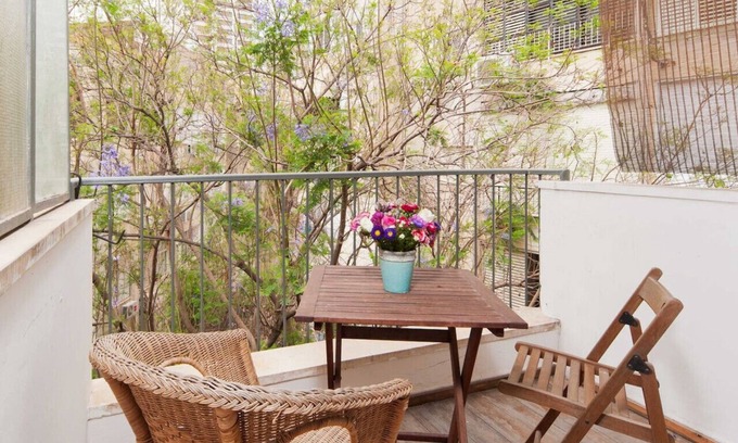 Tel Aviv City Center Apartamento | Stylish Apt w/ Charming Balcony in the Very Center