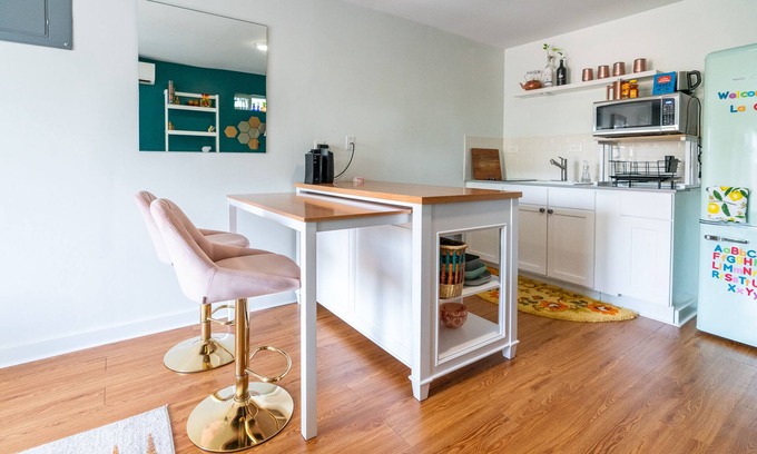 St. Edwards Apartamento | Stylish, artsy gem. Walk to Iconic South Congress
