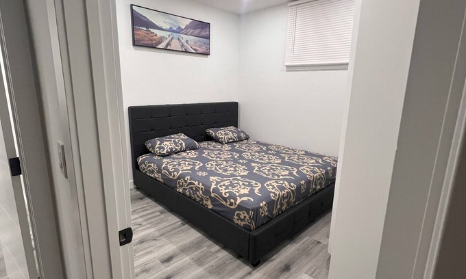 Southeast Calgary Apartamento | Stylish Basement Suite w/Private Entry & Workspace