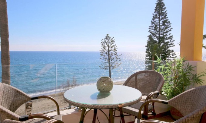 La Gaspara Apartamento | Elegante apartamento frente al mar, clima y Wifi, Frente a la playa y a poca distancia de Estepona