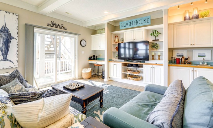 Emerald Isle Apartamento | Stylish Beachfront Emerald Isle Escape w/ Deck!