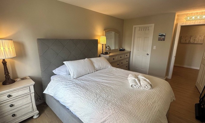 Connaught Condominio | Stylish Beltline Condo Crystal accents ✦ Trendy neighborhood ✦ Work station