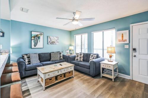 Holiday Beach Apartamento | Stylish Blue Getaway - Beach Access - Shared Pool