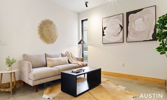 Montopolis Casa | Stylish Boho Loft w Free Prkg + Luxurious King Bed