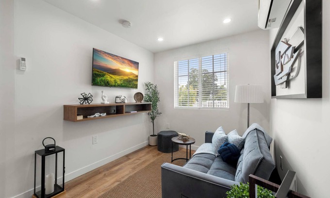 Reseda Casa | Stylish Brand New ADU in Reseda 1 bedroom 1 bath with A/C