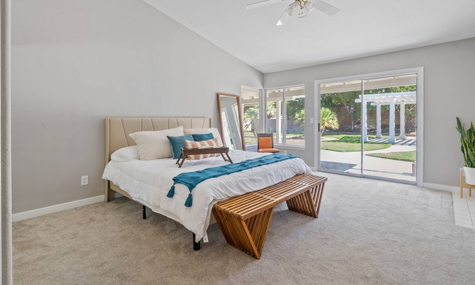 Lancaster Casa | Stylish & Bright ~ Huge Backyard ~ King Beds ~ Pkg