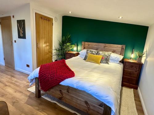 Kirkmichael Casa | Stylish Cabin with Countryside Views and King Bed