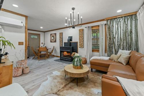 Caton Casa | Stylish Cabin with Hot Tub Games & More