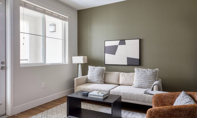 Carmel Valley Apartamento | Stylish Carmel Valley 1BR w/ Spa & Gym, walk to Groceries, by Blueground