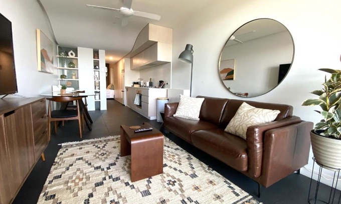 City West Apartamento | Stylish Central Lake View Apartment - free parking