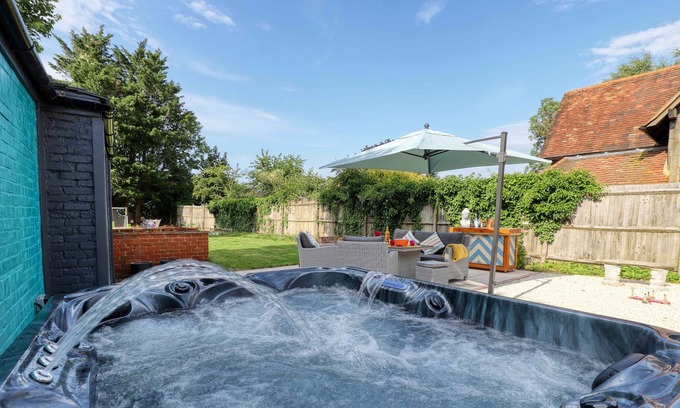 Bray on Thames Casa | Stylish character home with hot tub and games room, 5 minutes from Windsor