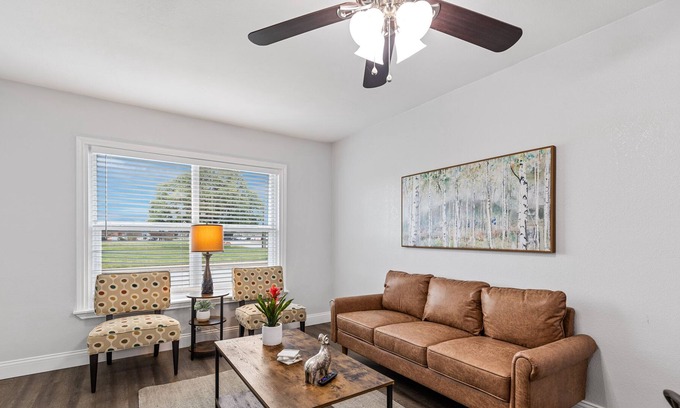 Carter Riverside Casa | Stylish & Charming! 5 Min. to Downtown!