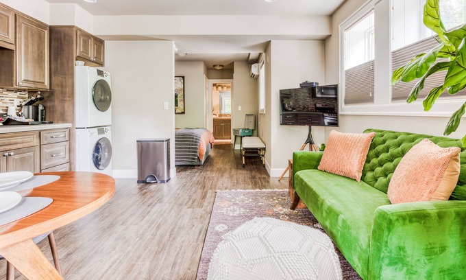Goose Hollow Apartamento | Stylish city gem near stadium with high-speed WiFi, kitchenette and private W/D