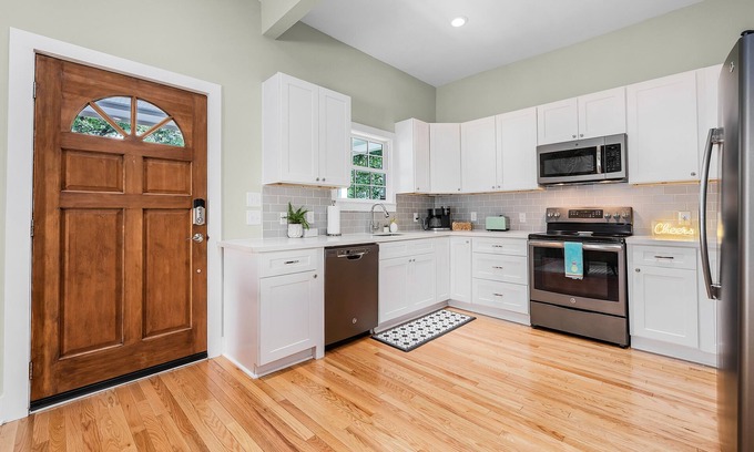Old East Hill Casa | Stylish CLEAN 2bed/2bath located downtown Pensacola/10 mins to the beach
