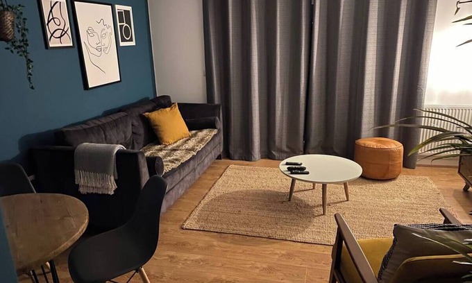 Giltbrook Casa | Stylish, clean, close to M1, office space, city centre 15 minutes drive.