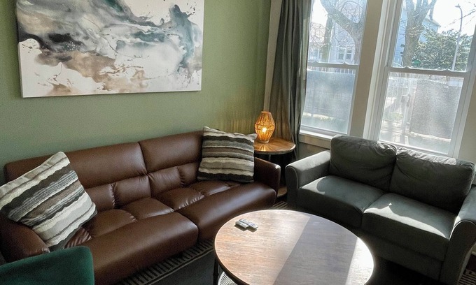 Brighton Park Apartamento | Stylish comfortable 3BR with tons of natural light
