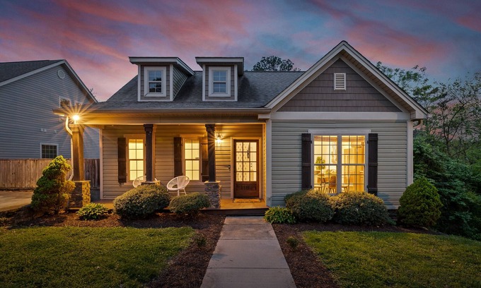 North Chattanooga Casa | Stylish & Comfy ~ 5★ Location ~ Game Room ~ Decks!