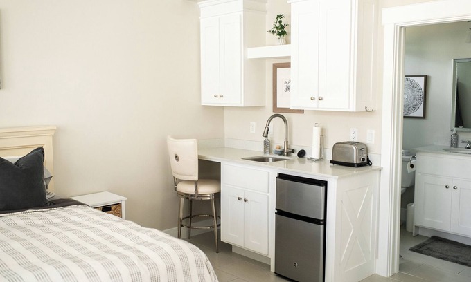Hurricane Apartamento | Stylish & Comfy Gem: Steps to Lake ~ Deck ~ Views! Near Zion National Park