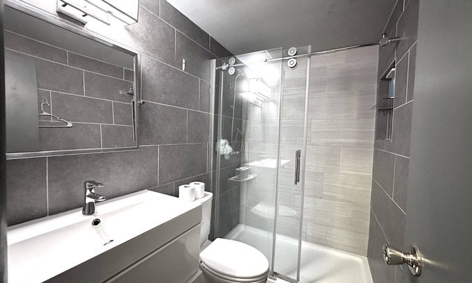 North Buffalo Apartamento | Stylish & Comfy Haven near Niagara Falls ~ UB in safe Neighborhood!