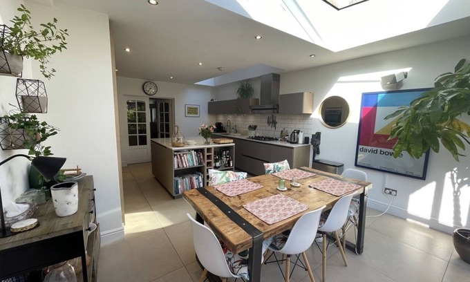 Fulwell and Hampton Hill Casa | Stylish & comfy home near Bushy Park