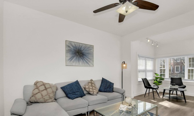 Brighton Park Casa | Stylish & Comfy Stay: Close to Downtown