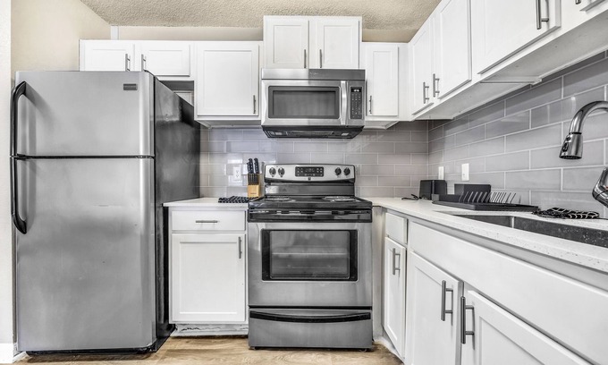 Atlantic Station Area Condominio | Stylish Condo Near Midtown W/Pool Free Parking & Wheelchair Accessible