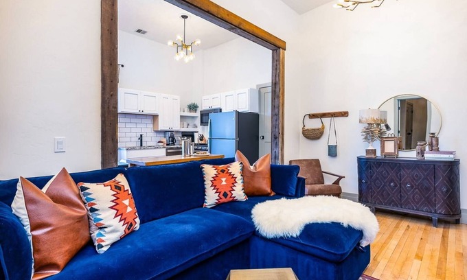 Pagosa Springs Condominio | Stylish condo, perfect for COUPLES, in the HEART of downtown PAGOSA SPRINGS.
