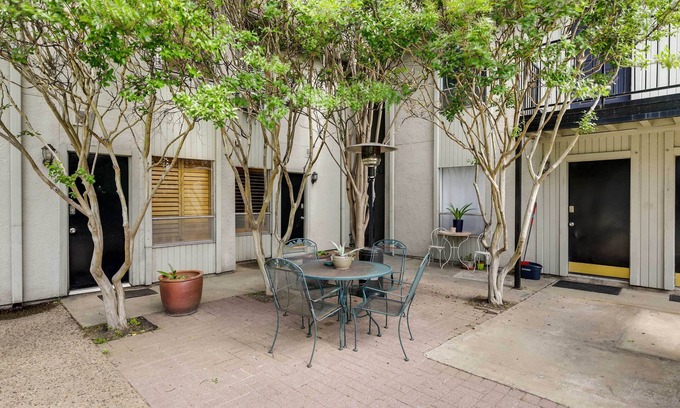Knox - Henderson Apartamento | Stylish Condo w/ Pool in Knox Henderson!