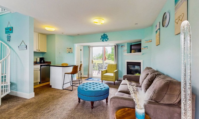 Douglas Condominio | Stylish condo with well-equipped kitchen, pool, firepits, grill, & gas fireplace
