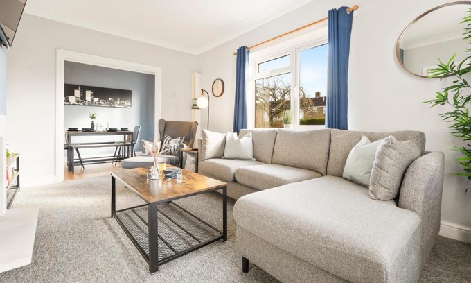 Bournemouth Casa | Stylish & Convenient 4BR House w/Garden & Parking