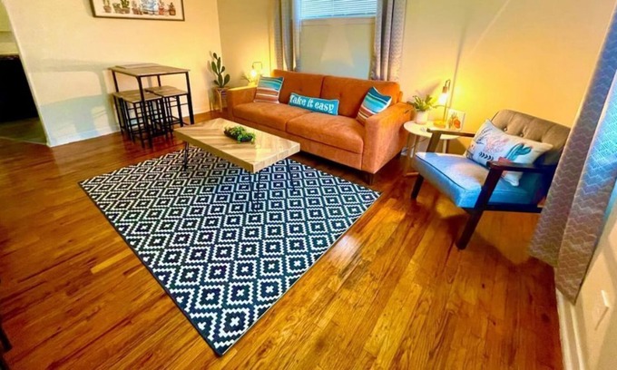 Northside Cabaña | Stylish Cottage 220 - Free Parking - Self Check-in