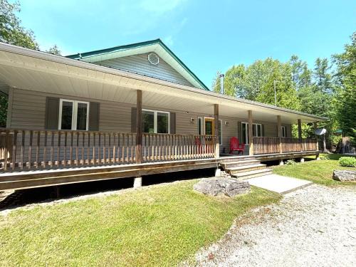 Lion's Head Casa | Stylish Cottage Near Lake Huron With Hot Tub