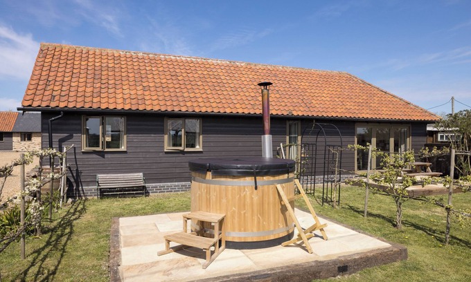 Croydon Cabaña | Stylish cottages, countryside views, wood burning hot tubs, 20 mins to Cambridge