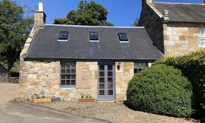 Nine Mile Burn Cabaña | Stylish countryside cottage outside Edinburgh