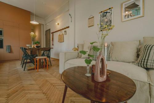 Petralona Apartamento | Stylish cozy artistic Athens apartment