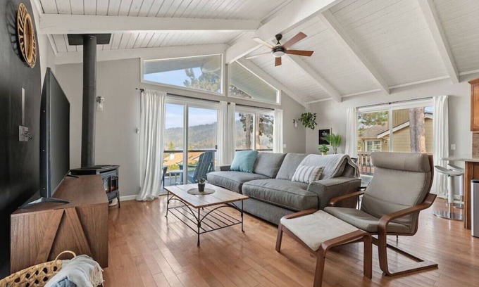 Sudden Valley Casa | Stylish, cozy & bright home w/Lake views & Wi-Fi!