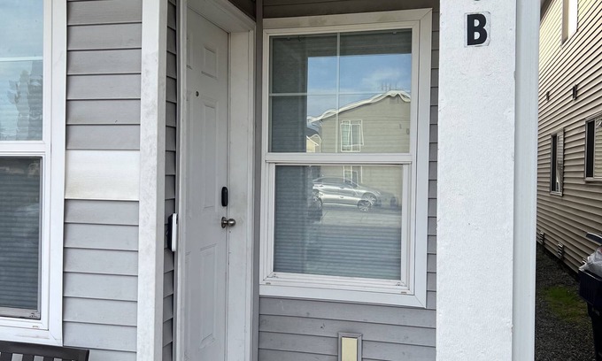 South Tacoma Apartamento | Stylish cozy house that sits near Manitou Park.
