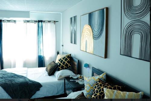 Atlantic City Casa | Stylish Cozy Quiet Family Retreat and Romantic getaway Sleeps up to 7 with Fast Wifi, Free Parking, Work station, Alexa enabled, Fenced in Backyard for Pets Grill Party Patio, Porch, Beach, Canal, stadium,Boardwalk Restaurants, and much more!