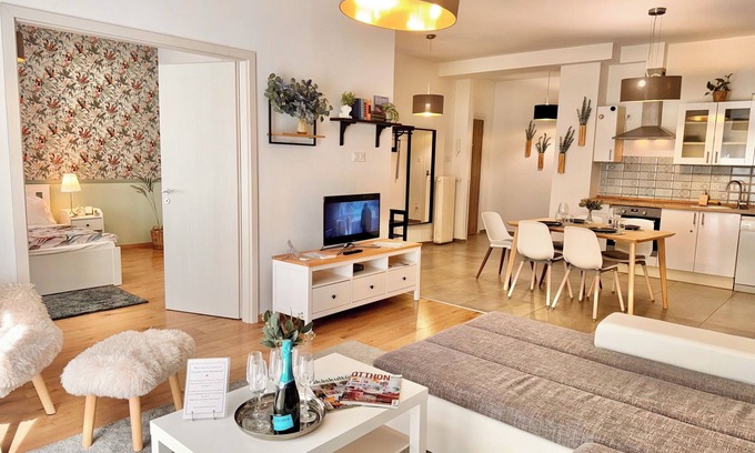Belso-Ferencvaros Apartamento | Stylish Danube View Apartment 2BR 2BA Top Central Location