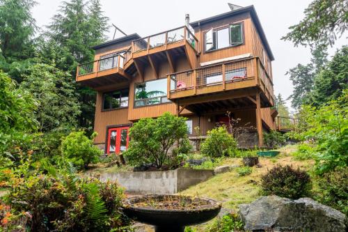 Oak Harbor Casa | Stylish Deception Pass Retreat with Bay Views
