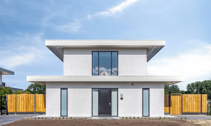 Zeewolde Casa | Stylish detached 6-person villa with private sauna, three en-suite bathrooms and private dock on the water