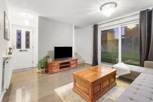 Two Mile Ash Casa | Stylish Detached Home, Sleeps 6