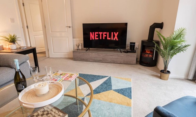 Greasby Casa | Stylish Detached Upton Home | Sleeps 8 | Parking