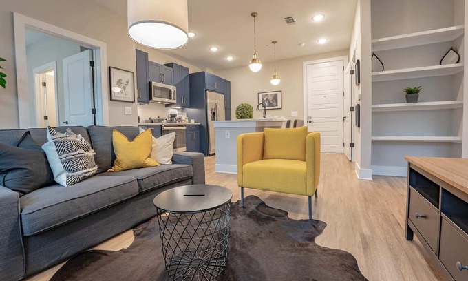 Summerhill Apartamento | Stylish Downtown Deluxe Apartment W/Pool & Parking
