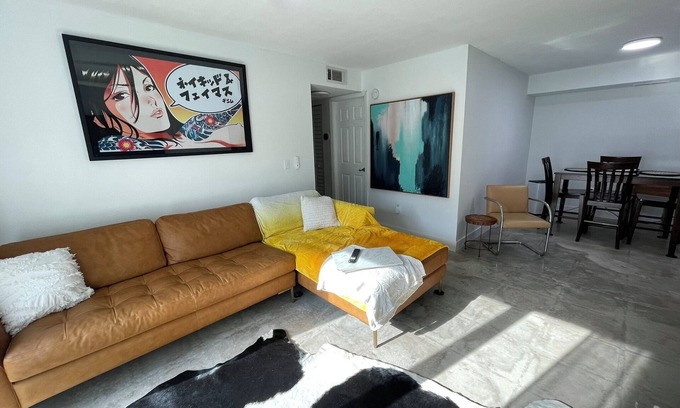 East Central Park Condominio | Stylish Downtown Escape 2BR with King Suite Patio Walkable Fast Wi-Fi