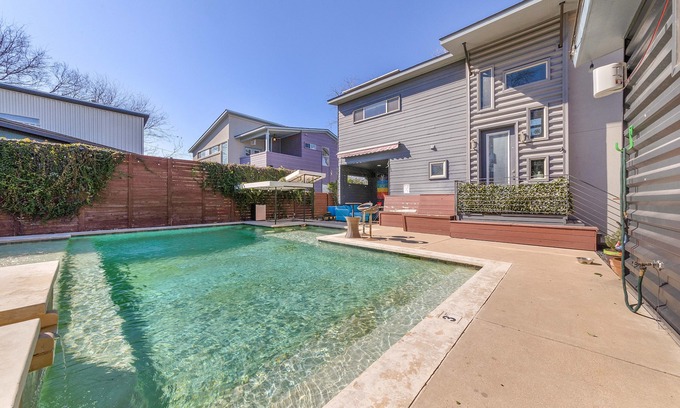 Govalle Casa | Stylish East Austin Resort-style property: 5/3 main house with a 2/2 guest house