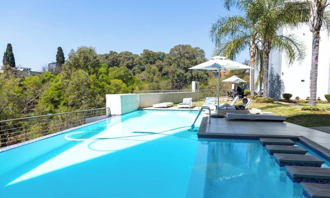 Pretoria Apartamento | Stylish & Elegant With Epic Views Near Menlyn